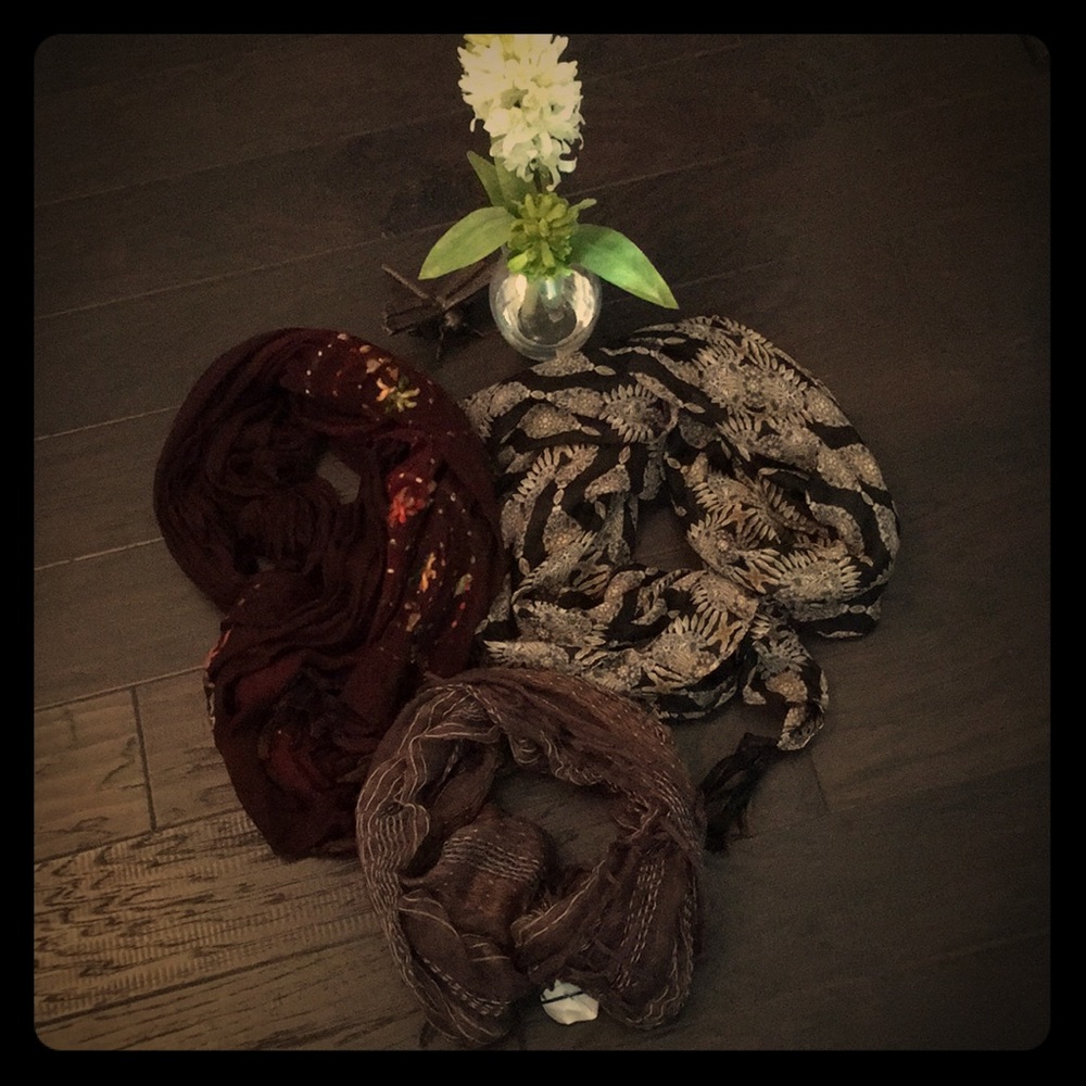 BUNDLE! 3 New Scarves. 1 NWT. 2 New Without Tags🧣